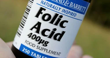 حمض الفوليك قبل الحمل.. دليلكِ الطبي للجرعة الصحيحة وتصحيح مفاهيم “التوحد” 