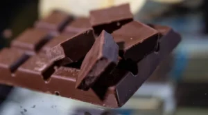 زبيب الشوكولاتة.. خطأ في “الملصق” يهدد الحياة