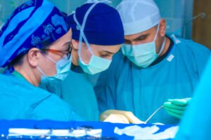 “التخصصي” ينهي معاناة مريضة من تفاقم انحناء العمود الفقري (الجنف) باستخدام تقنية التثبيت المرن