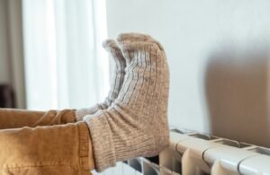 بين الطبيعة والمرض.. ماذا تخفي برودة اليدين والقدمين المستمرة؟