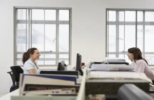 خطر “الكرسي”: الجلوس الطويل يعطل ضخ الدم ويسبب دوالي الساقين