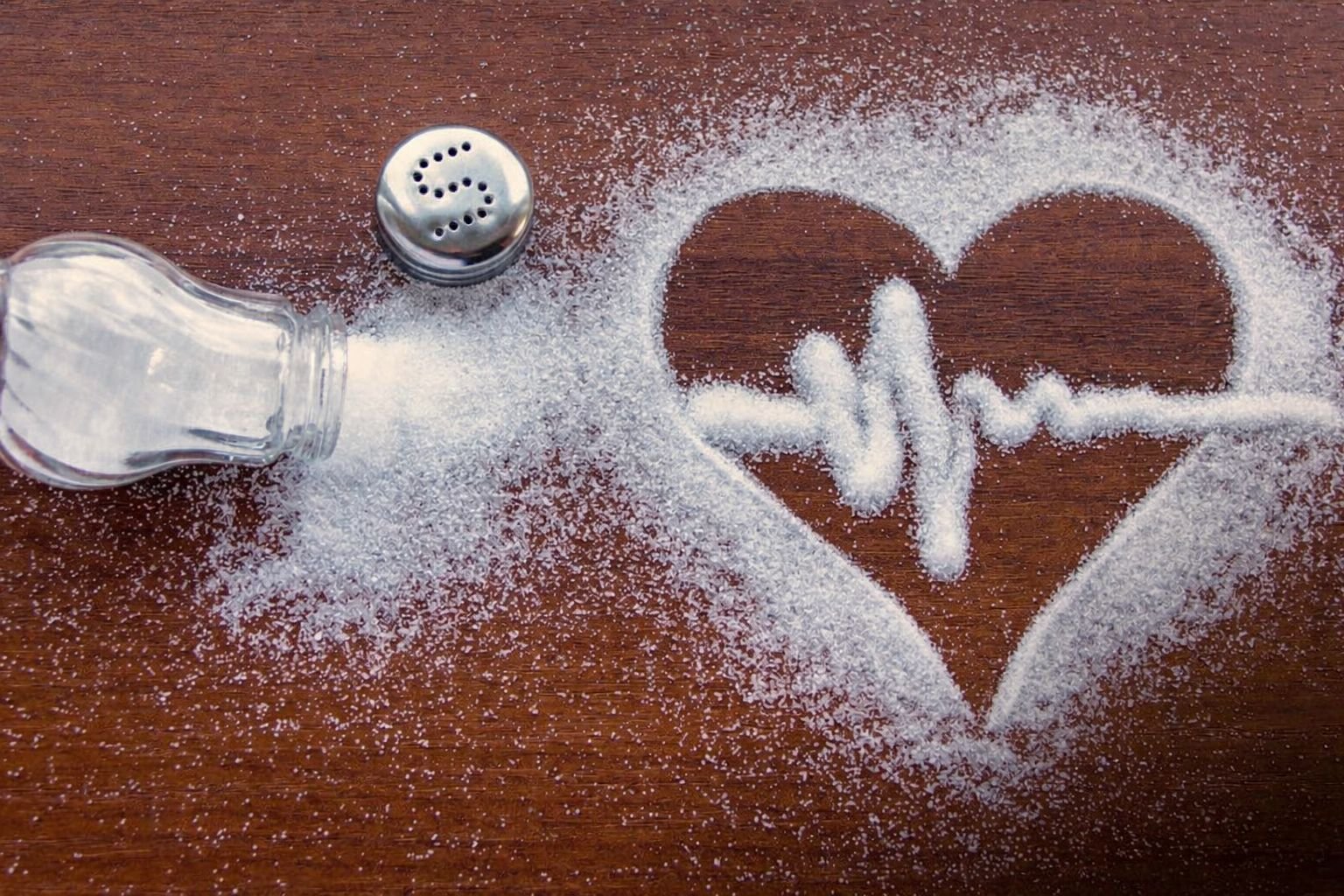 سجال الصوديوم: هل القاتل هو “الملح” أم غياب الخضروات والحبوب الكاملة؟ 