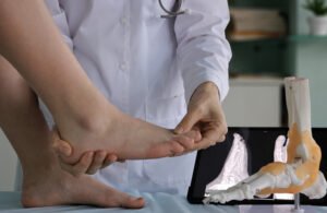 “شاشة القدمين”.. علامات صامتة تكشف تراكم الكوليسترول القاتل