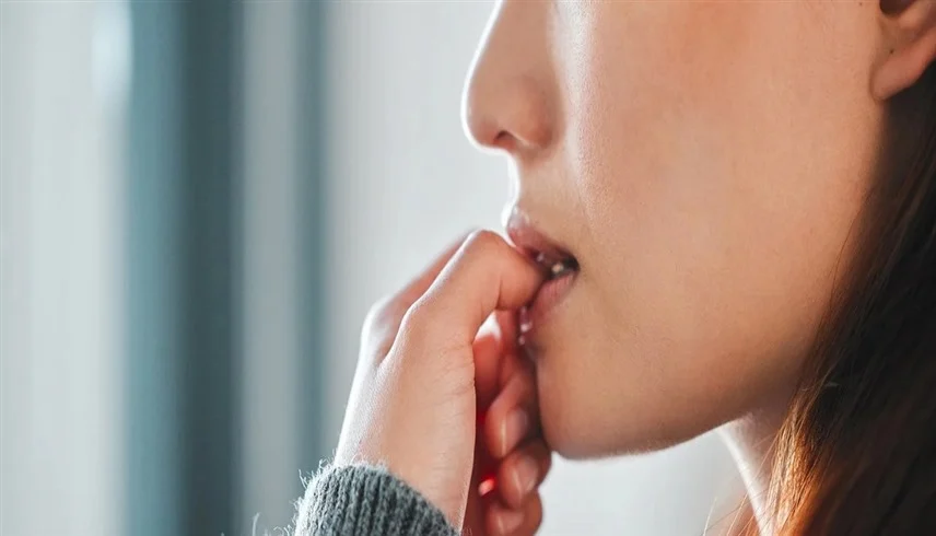 ليست كسلًا.. قضم الأظافر و”التسويف” حيل ذكية يحمي بها دماغك نفسه 