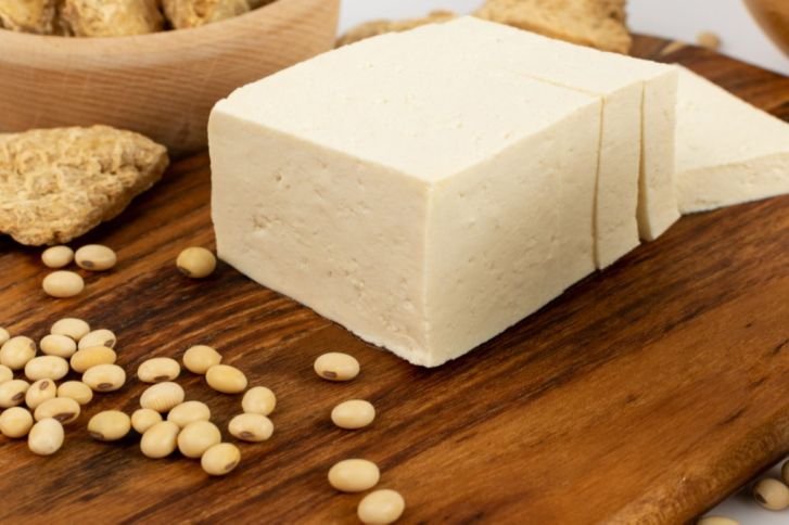 “ملف خاص”: فخ “الدهون النباتية” .. حين يتحول الزيت إلى قوالب أجبان 