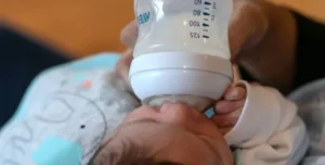 أزمة الحليب المسحوب: السموم “العابرة للحدود” تهدد الرضع