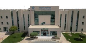 مستشفى الدرعية ينجح في تصحيح تشوّه العمود الفقري لمريض في العقد الرابع من عمره