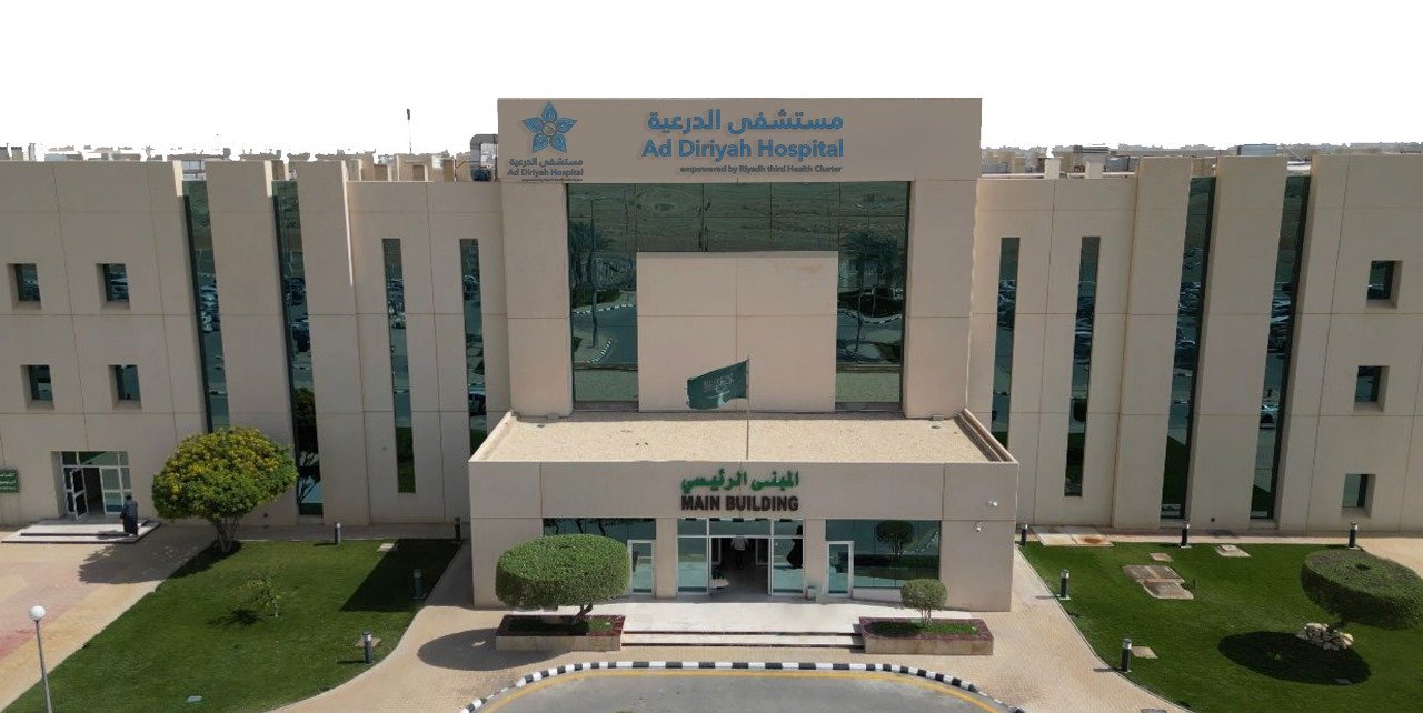 مستشفى الدرعية ينجح في تصحيح تشوّه العمود الفقري لمريض في العقد الرابع من عمره 