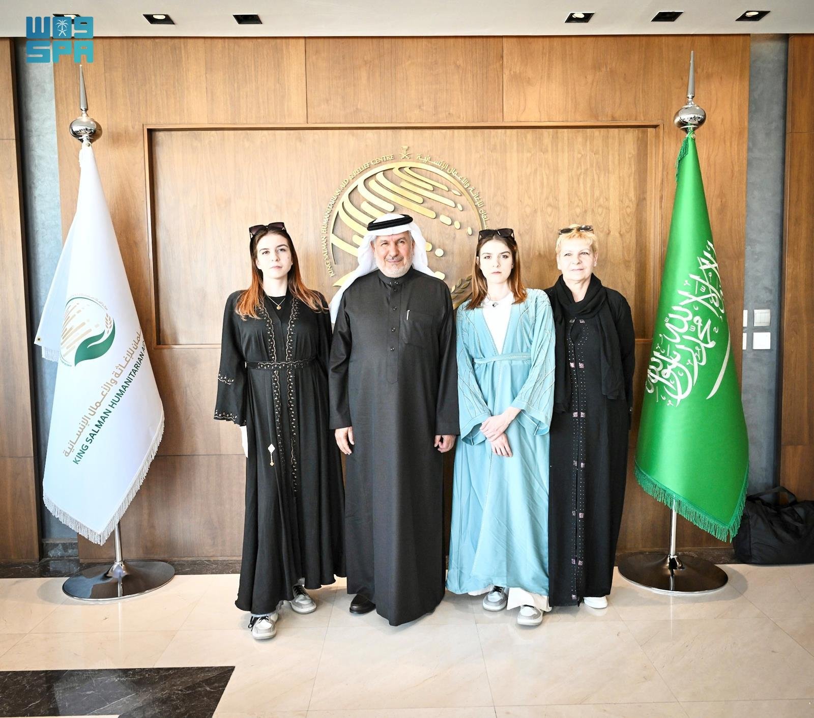 د. الربيعة يستعرض ريادة المملكة الإنسانية خلال لقائه بالتوأم البولندي “أولغا وداريا” 