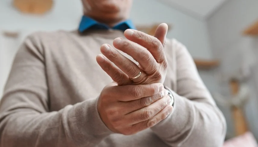 فاتورة الألم: الفيبروميالجيا “الثقب الأسود” الذي يبتلع المليارات من ميزانيات الصحة 