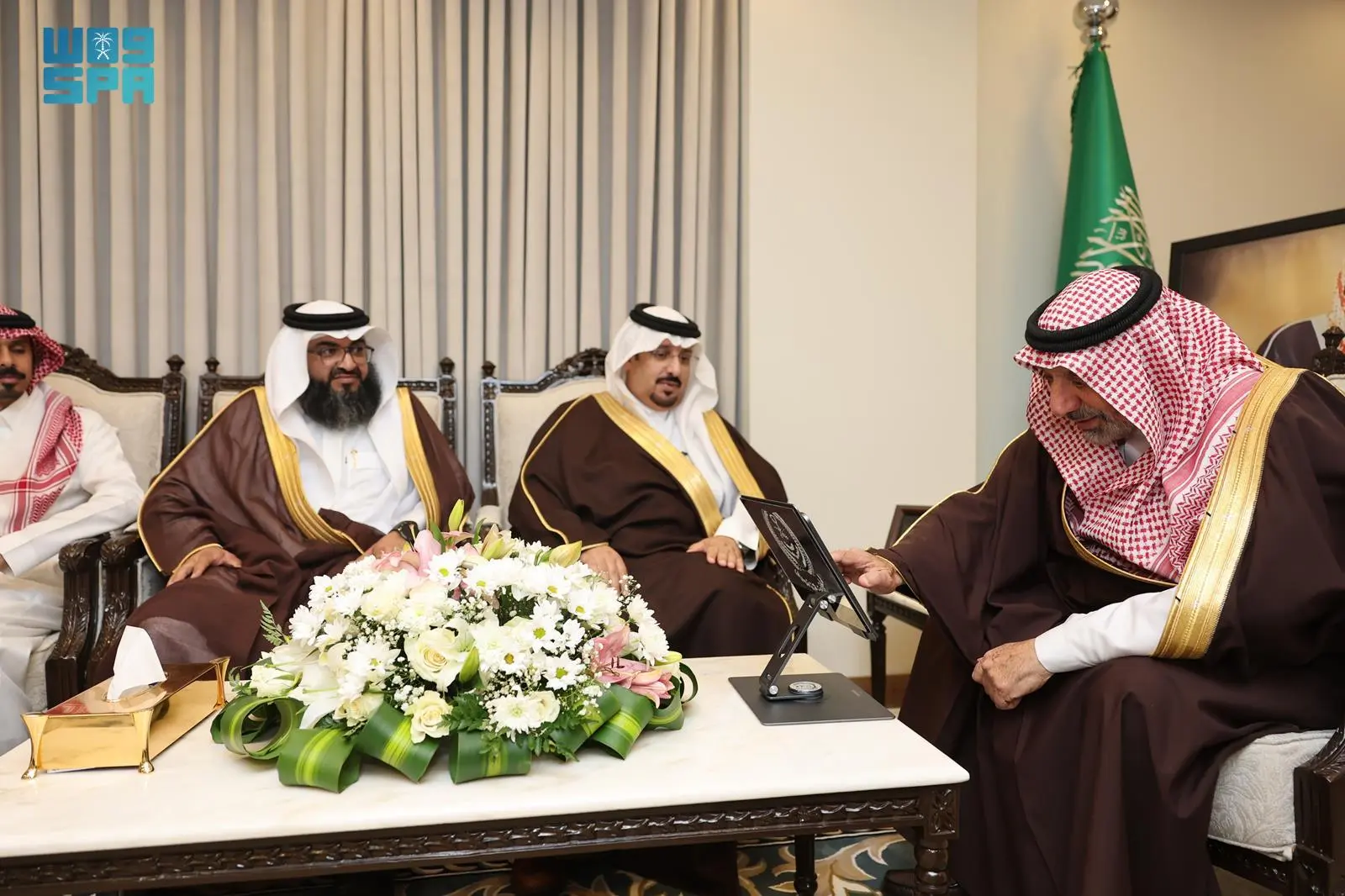 أمير نجران يُدشِّن جهاز روبوت تفاعلي لدعم تعليم ذوي اضطراب طيف التوحد 