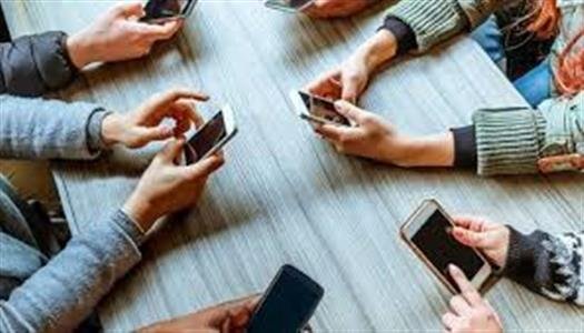 في مصر.. عيادات لعلاج “إدمان الإنترنت” وحجب لعبة “روبلوكس” 