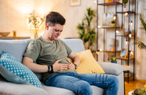 حركة بسيطة تنهي كابوس الانتفاخ بعد الوجبات