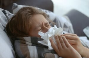 سيلان الأنف “المجهول”.. نفق مظلم يبدأ بالرشح وينتهي بالتهاب السحايا