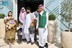 وصول التوأم الملتصق الباكستاني "سفيان ويوسف" إلى الرياض 1 توأم باكستاني