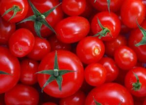 لماذا يمنحك "الأفوكادو مع الطماطم" فوائد مضاعفة لا تحققها الوجبات المنفردة؟ 2 طماطم