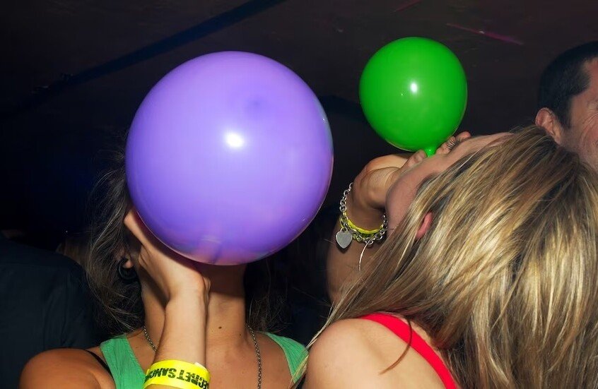 نشوة عابرة.. ألمانيا تتحرك لمحاصرة “فخ” غاز الضحك 