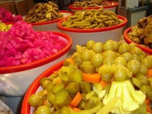 خطر على مائدة الإفطار.. لماذا يجب تجنب المخللات بعد صيام رمضان؟