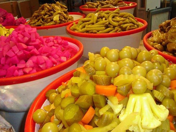 خطر على مائدة الإفطار.. لماذا يجب تجنب المخللات بعد صيام رمضان؟ 