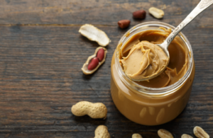 زبدة الفول السوداني: حليف جديد للحفاظ على قوة العضلات بعد الـ65